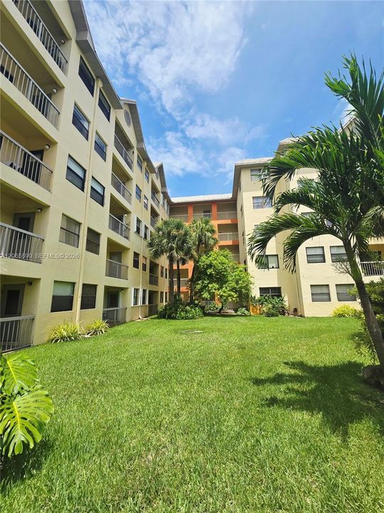Active With Contract: $1,900 (1 beds, 1 baths, 710 Square Feet)