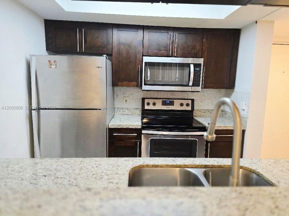 Active With Contract: $1,900 (1 beds, 1 baths, 710 Square Feet)