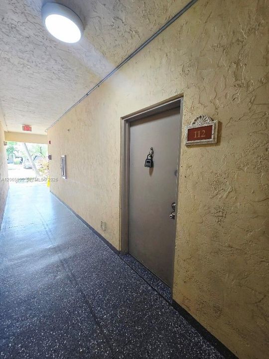 Active With Contract: $1,900 (1 beds, 1 baths, 710 Square Feet)