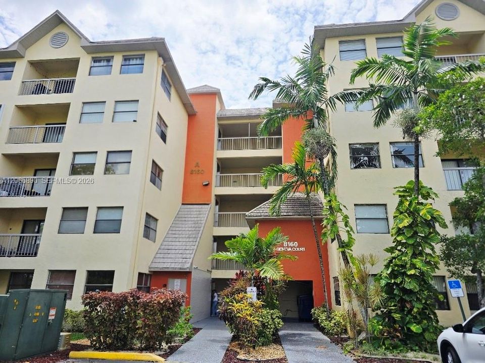 Active With Contract: $1,900 (1 beds, 1 baths, 710 Square Feet)