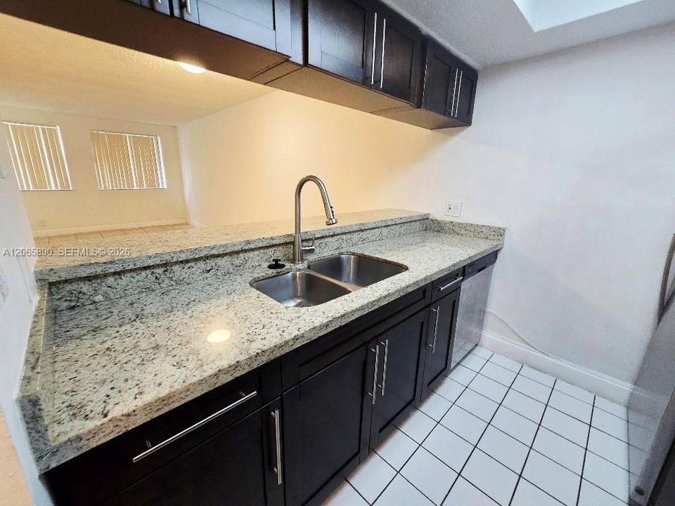 Active With Contract: $1,900 (1 beds, 1 baths, 710 Square Feet)