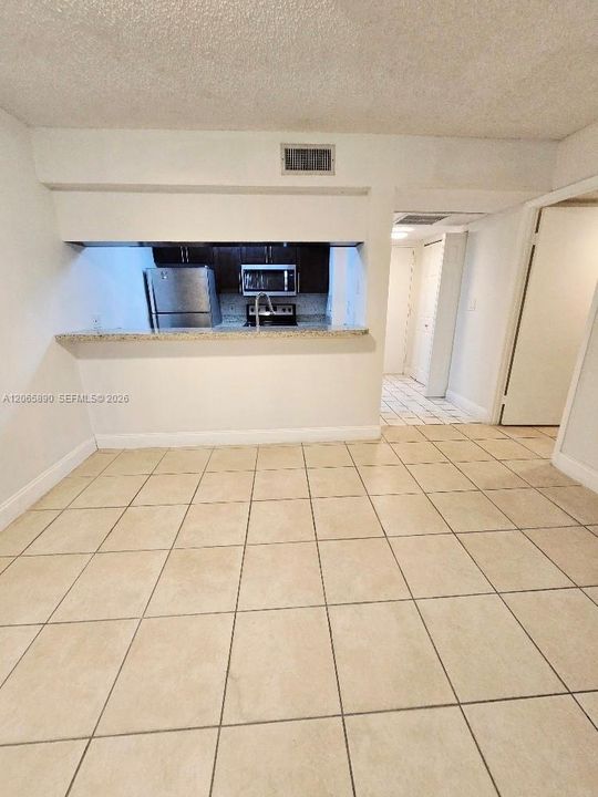 Active With Contract: $1,900 (1 beds, 1 baths, 710 Square Feet)