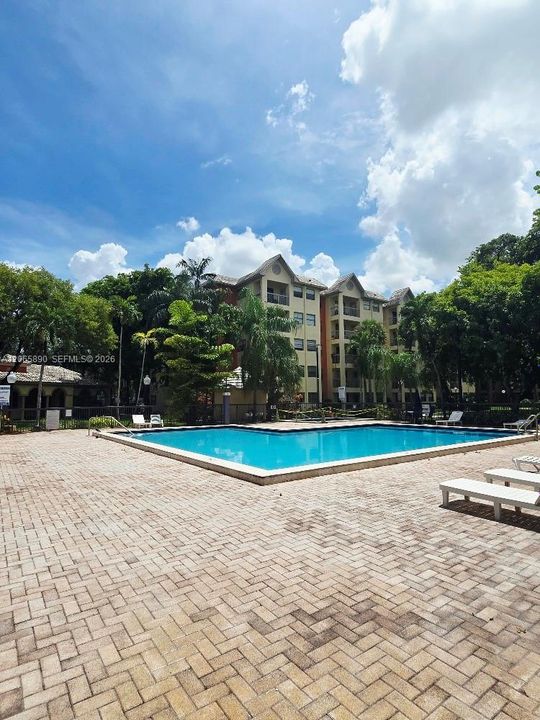 Active With Contract: $1,900 (1 beds, 1 baths, 710 Square Feet)