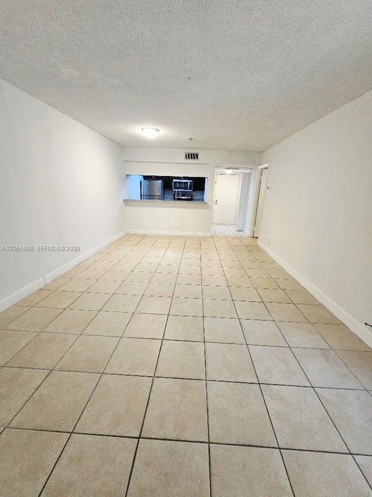 Active With Contract: $1,900 (1 beds, 1 baths, 710 Square Feet)