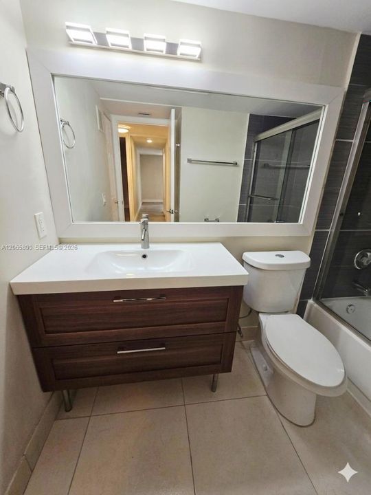 Active With Contract: $1,900 (1 beds, 1 baths, 710 Square Feet)