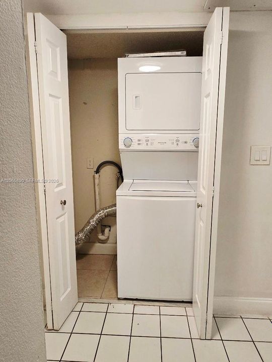 Active With Contract: $1,900 (1 beds, 1 baths, 710 Square Feet)