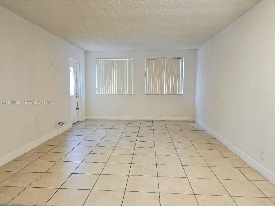 Active With Contract: $1,900 (1 beds, 1 baths, 710 Square Feet)
