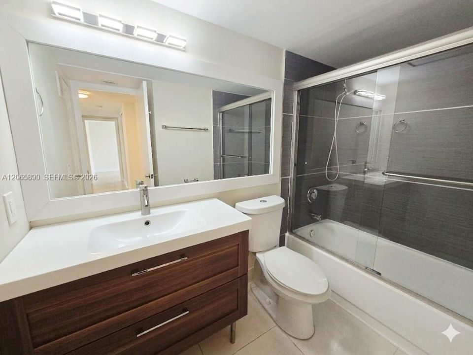 Active With Contract: $1,900 (1 beds, 1 baths, 710 Square Feet)