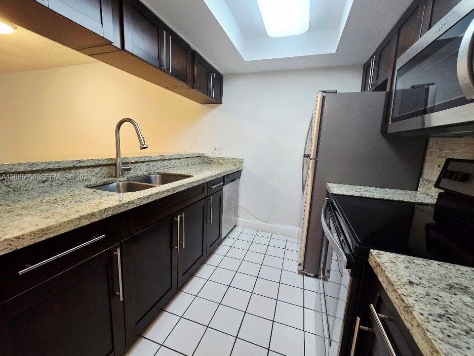 Active With Contract: $1,900 (1 beds, 1 baths, 710 Square Feet)