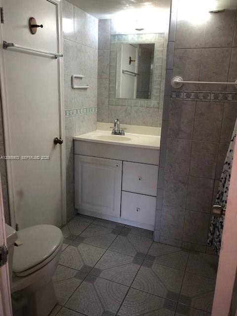 Active With Contract: $139,900 (1 beds, 1 baths, 760 Square Feet)