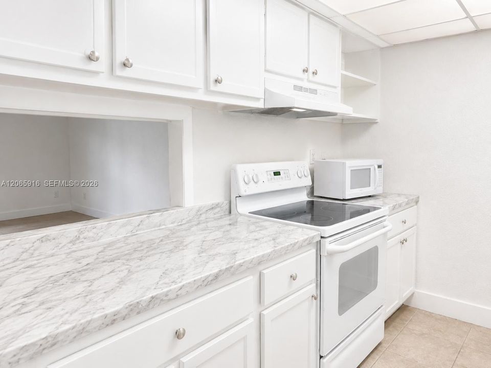 For Rent: $1,700 (1 beds, 1 baths, 991 Square Feet)
