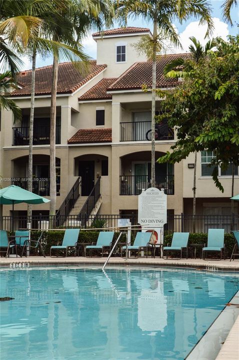 Active With Contract: $2,050 (2 beds, 2 baths, 1123 Square Feet)