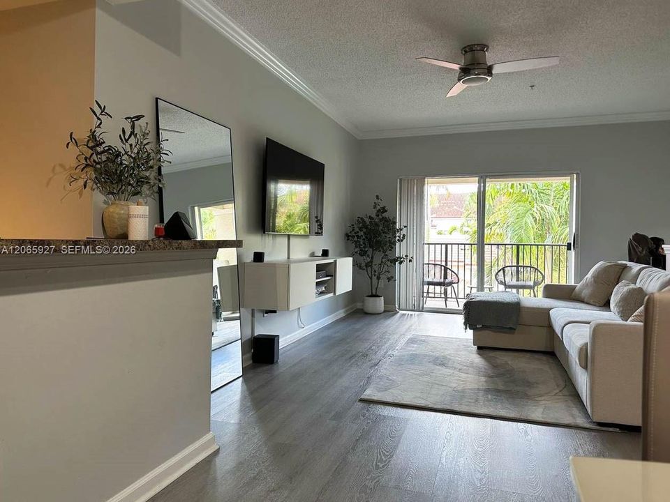 Active With Contract: $2,050 (2 beds, 2 baths, 1123 Square Feet)