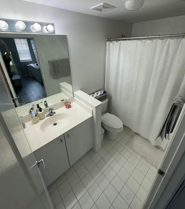 Active With Contract: $2,050 (2 beds, 2 baths, 1123 Square Feet)