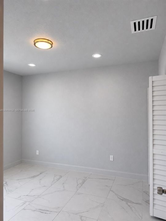 Activo con contrato: $3,700 (3 camas, 2 baños, 1323 Pies cuadrados)