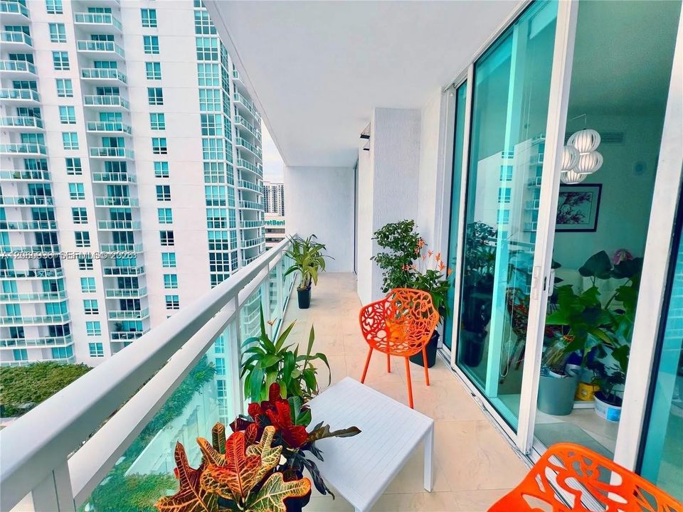 For Sale: $675,000 (2 beds, 2 baths, 986 Square Feet)