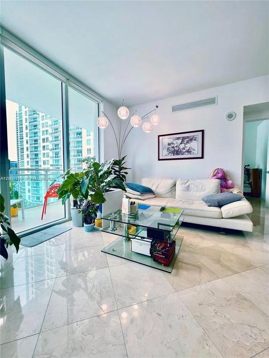For Sale: $675,000 (2 beds, 2 baths, 986 Square Feet)