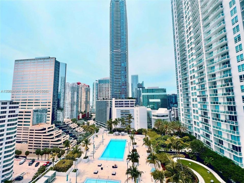 For Sale: $675,000 (2 beds, 2 baths, 986 Square Feet)