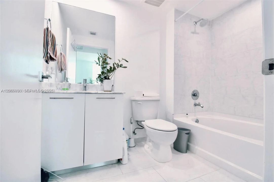 For Sale: $675,000 (2 beds, 2 baths, 986 Square Feet)