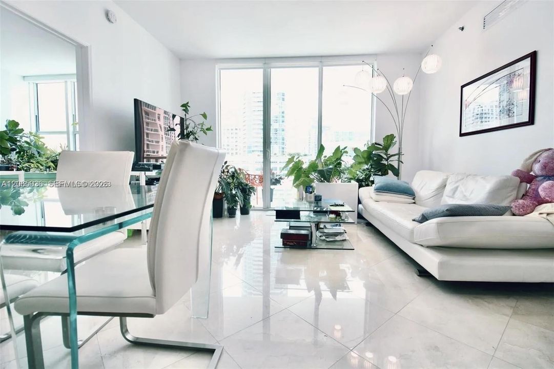 For Sale: $675,000 (2 beds, 2 baths, 986 Square Feet)