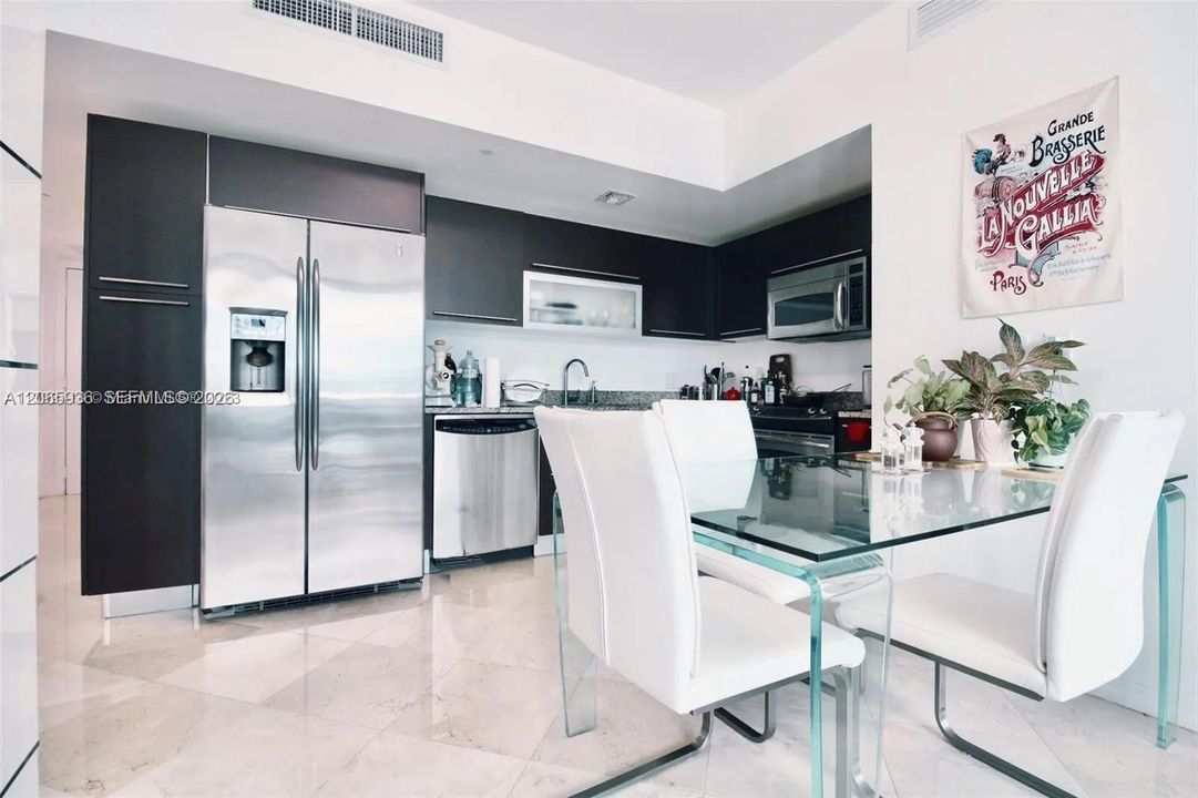 For Sale: $675,000 (2 beds, 2 baths, 986 Square Feet)