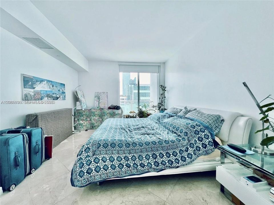 For Sale: $675,000 (2 beds, 2 baths, 986 Square Feet)
