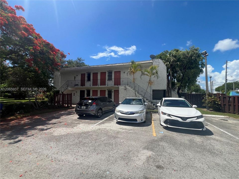 For Rent: $2,300 (2 beds, 2 baths, 777 Square Feet)