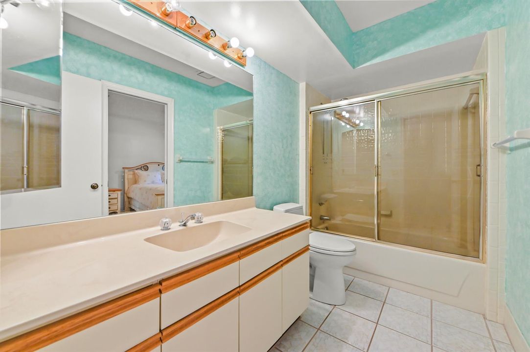 19 Bathroom 01
