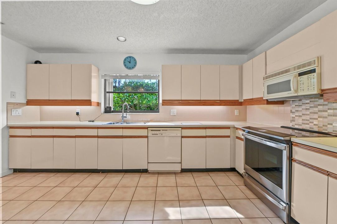 12 Kitchen 02