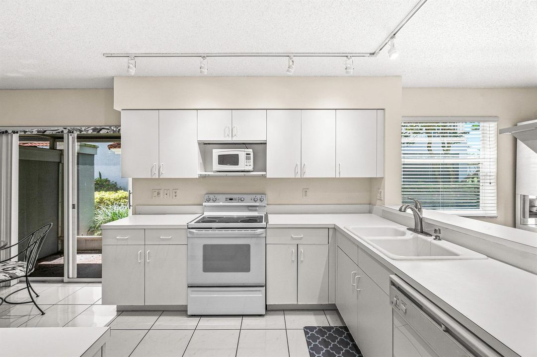 012-7408LakeMeadowWay-101-BoyntonBeach-F