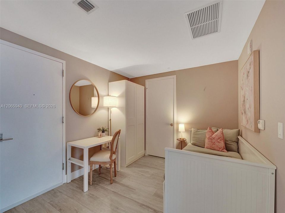 Active With Contract: $5,000 (1 beds, 2 baths, 713 Square Feet)