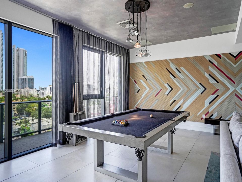 Active With Contract: $5,000 (1 beds, 2 baths, 713 Square Feet)