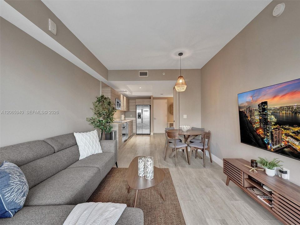 Active With Contract: $5,000 (1 beds, 2 baths, 713 Square Feet)