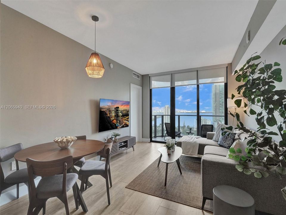 Active With Contract: $5,000 (1 beds, 2 baths, 713 Square Feet)