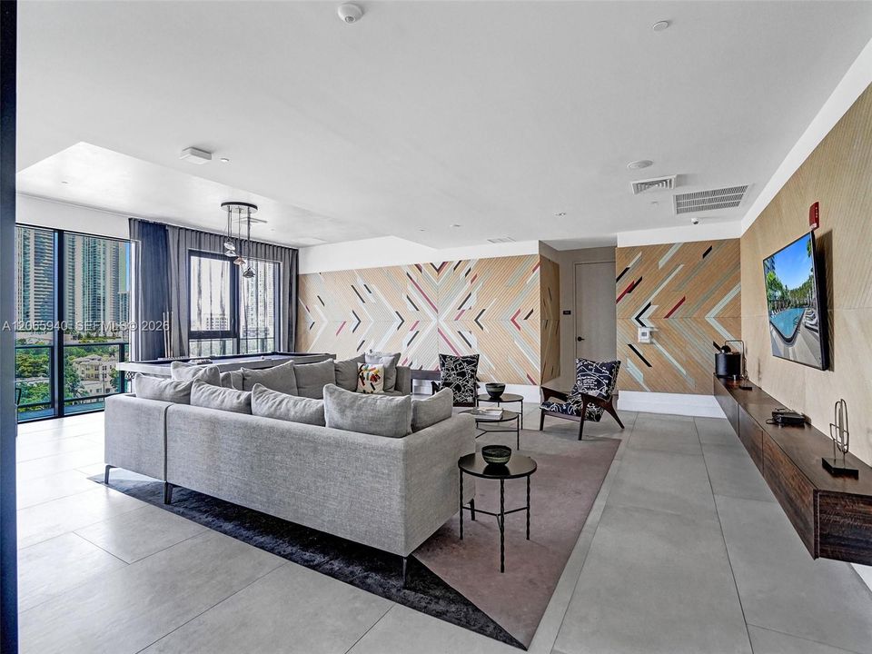 Active With Contract: $5,000 (1 beds, 2 baths, 713 Square Feet)