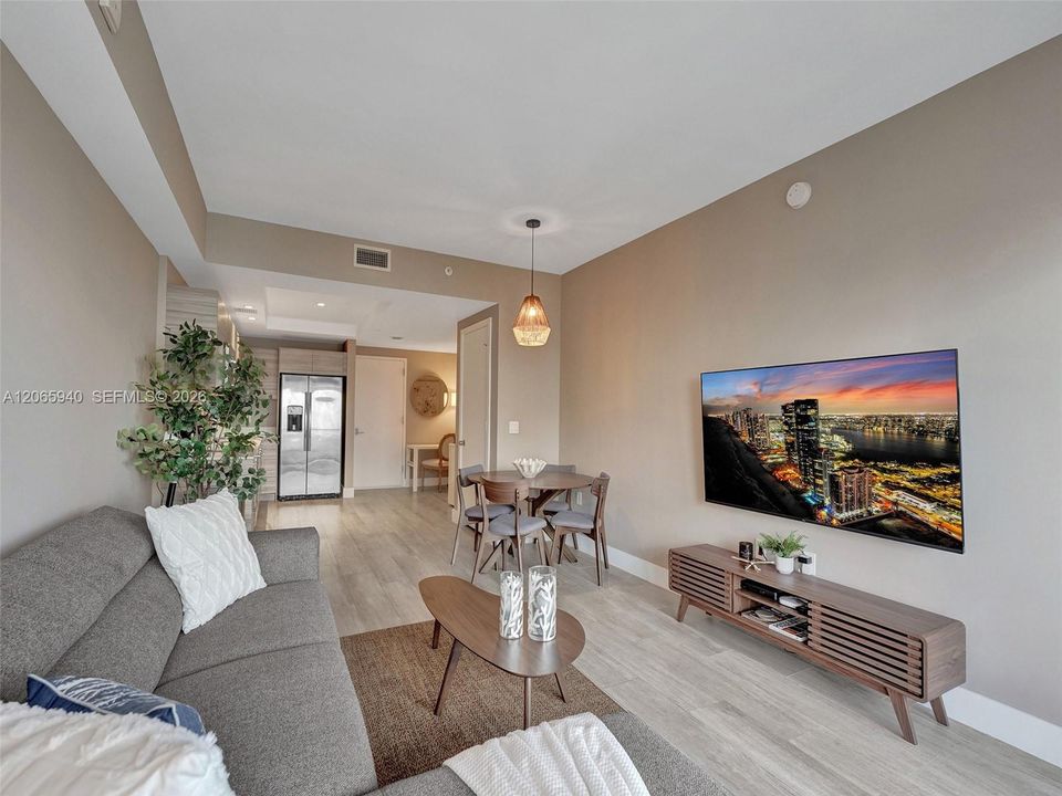 Active With Contract: $5,000 (1 beds, 2 baths, 713 Square Feet)