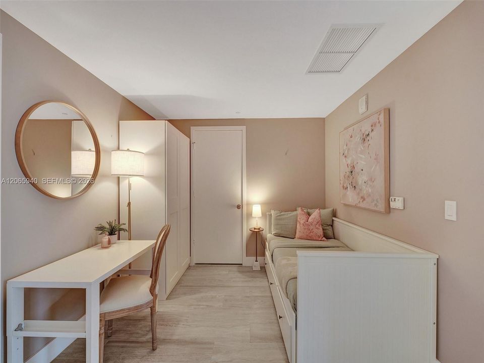 Active With Contract: $5,000 (1 beds, 2 baths, 713 Square Feet)