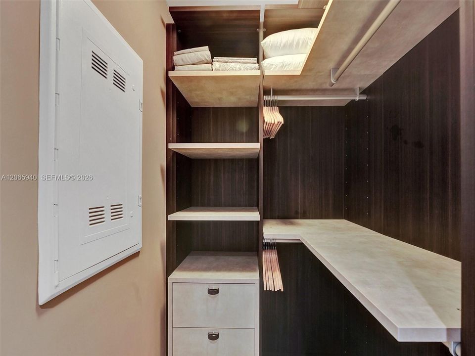 Active With Contract: $5,000 (1 beds, 2 baths, 713 Square Feet)