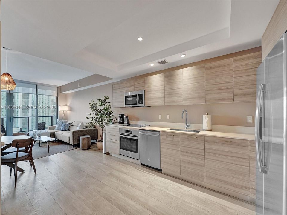 Active With Contract: $5,000 (1 beds, 2 baths, 713 Square Feet)