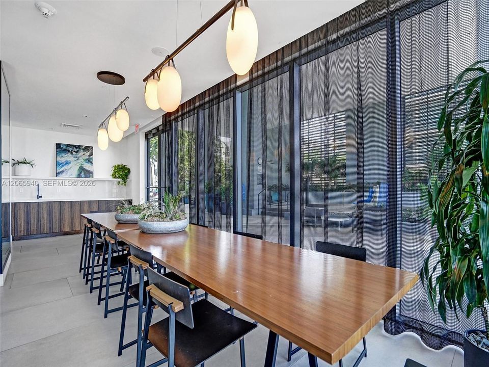 Active With Contract: $5,000 (1 beds, 2 baths, 713 Square Feet)
