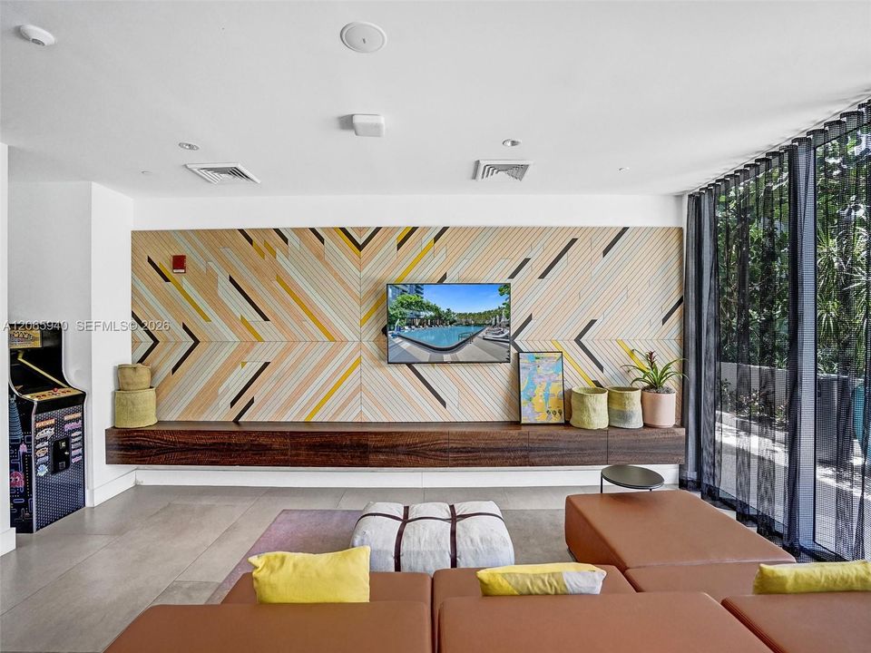 Active With Contract: $5,000 (1 beds, 2 baths, 713 Square Feet)