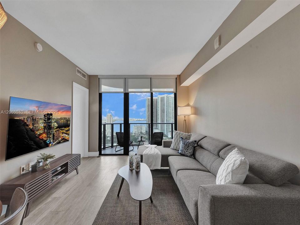 Active With Contract: $5,000 (1 beds, 2 baths, 713 Square Feet)