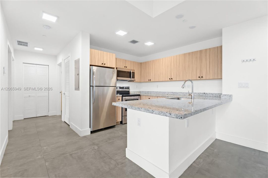 Active With Contract: $3,900 (3 beds, 2 baths, 1297 Square Feet)