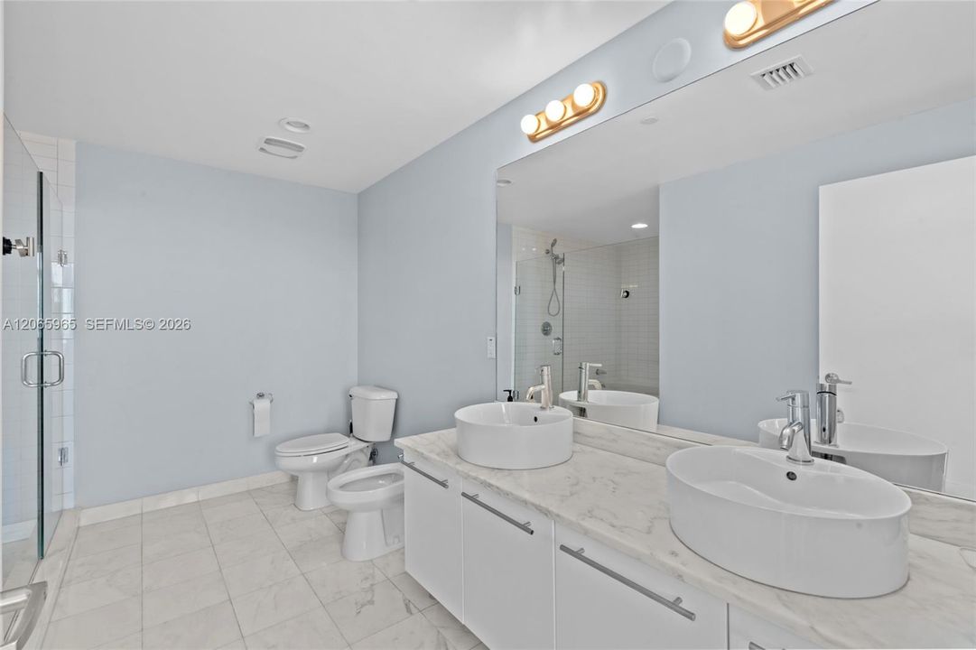 For Sale: $599,000 (1 beds, 1 baths, 943 Square Feet)