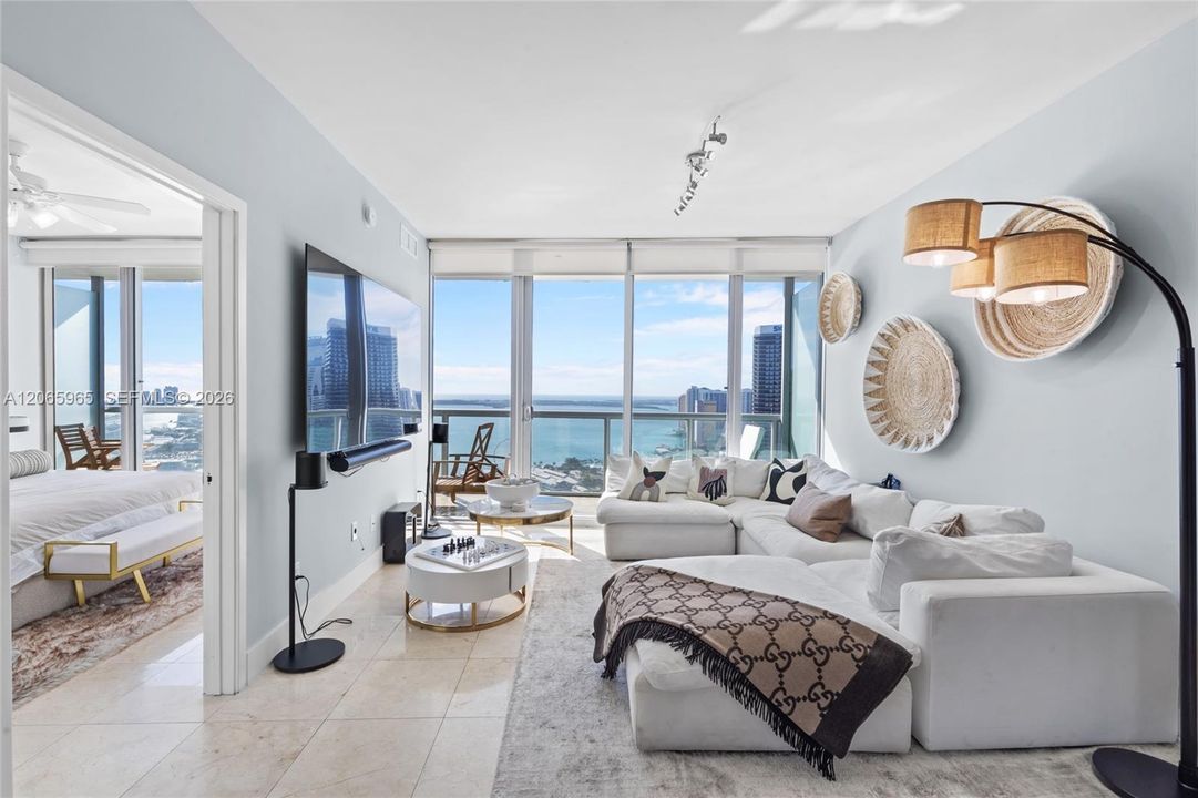 For Sale: $599,000 (1 beds, 1 baths, 943 Square Feet)