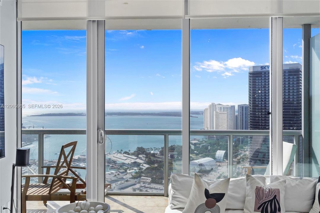 For Sale: $599,000 (1 beds, 1 baths, 943 Square Feet)