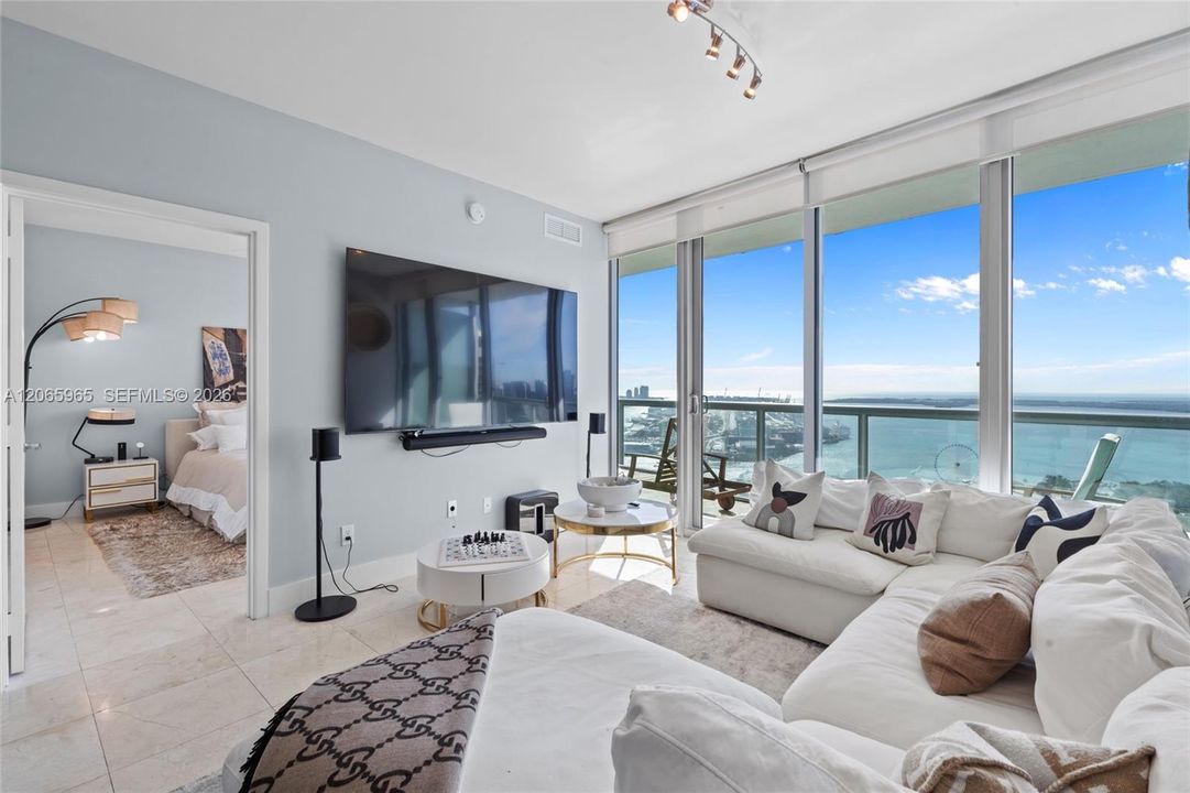 For Sale: $599,000 (1 beds, 1 baths, 943 Square Feet)