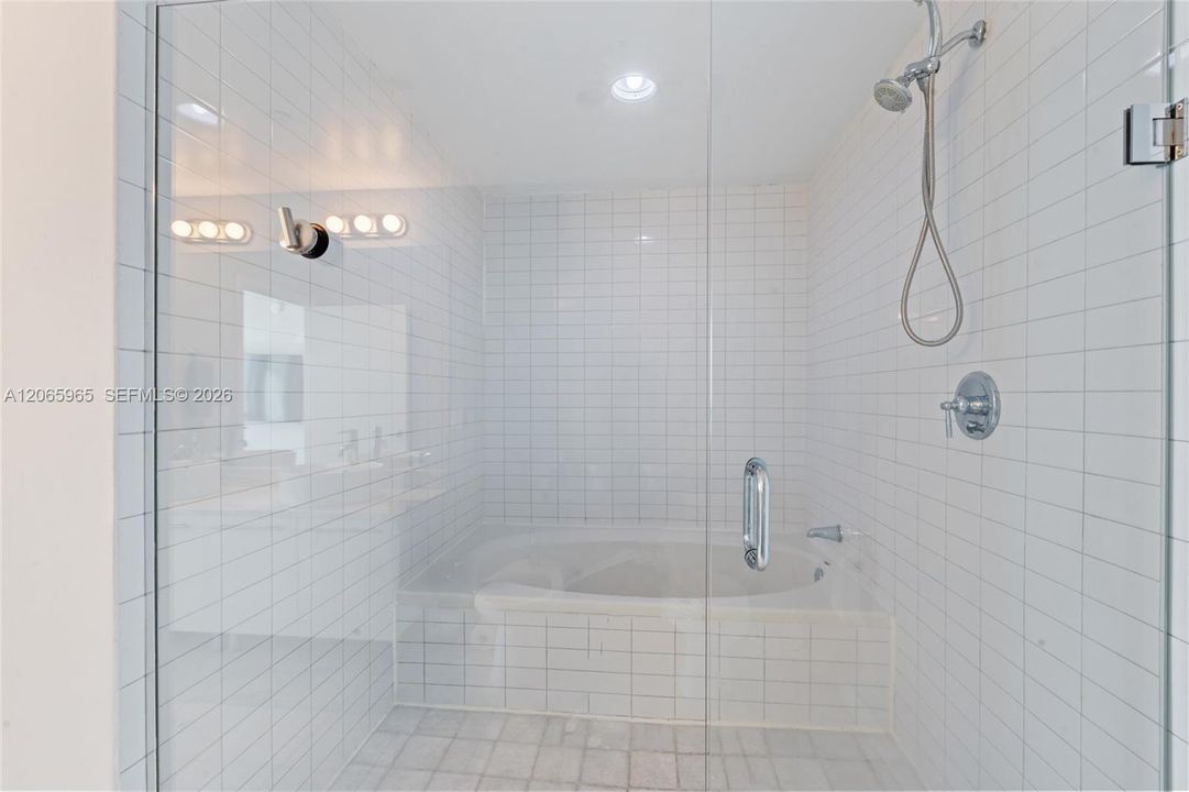 For Sale: $599,000 (1 beds, 1 baths, 943 Square Feet)