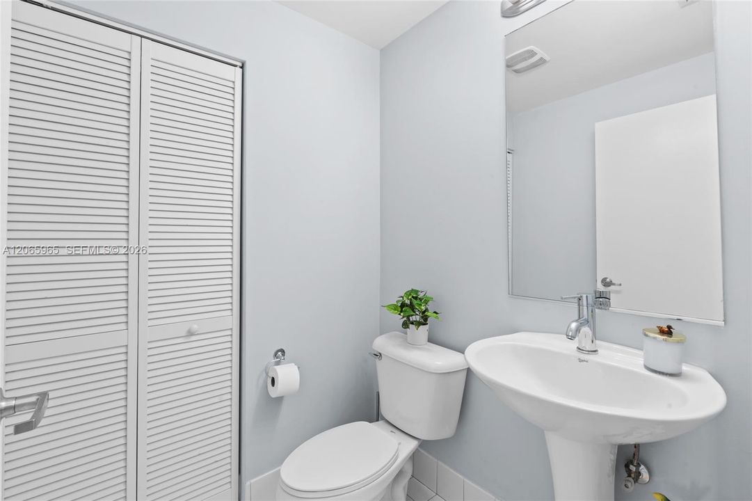 For Sale: $599,000 (1 beds, 1 baths, 943 Square Feet)