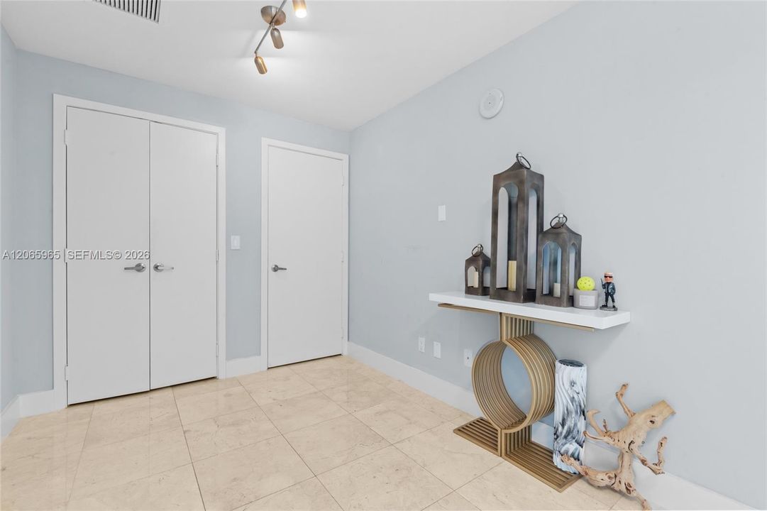 For Sale: $599,000 (1 beds, 1 baths, 943 Square Feet)